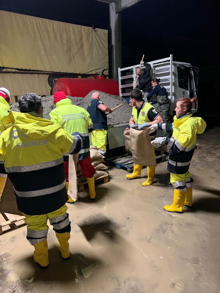 Alluvione 2023 - preparazione sacchi di sabbia